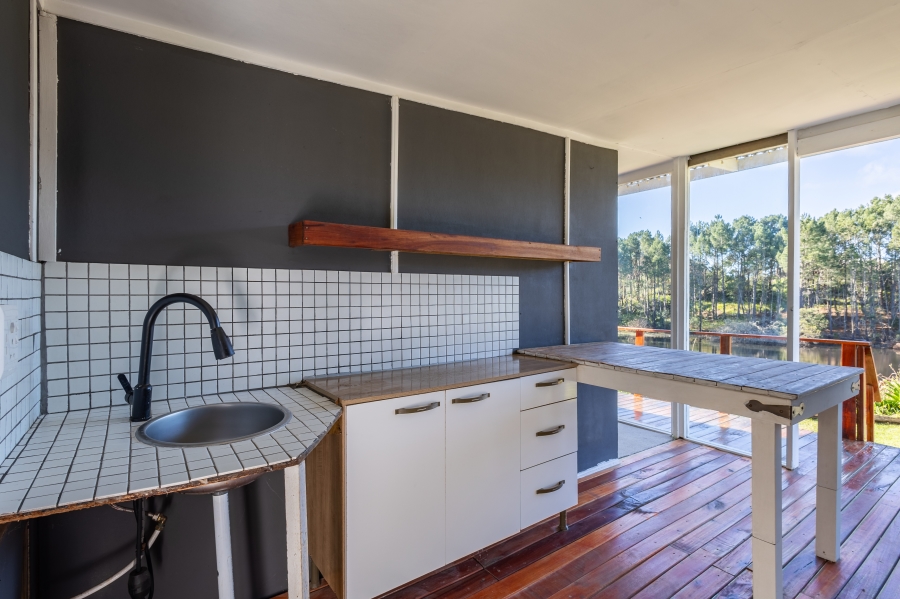 To Let 6 Bedroom Property for Rent in Harkerville A H Western Cape